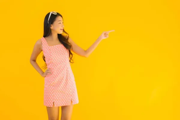 Retrato Bonito Jovem Asiático Mulher Sorriso Feliz Amarelo Isolado Fundo — Fotografia de Stock