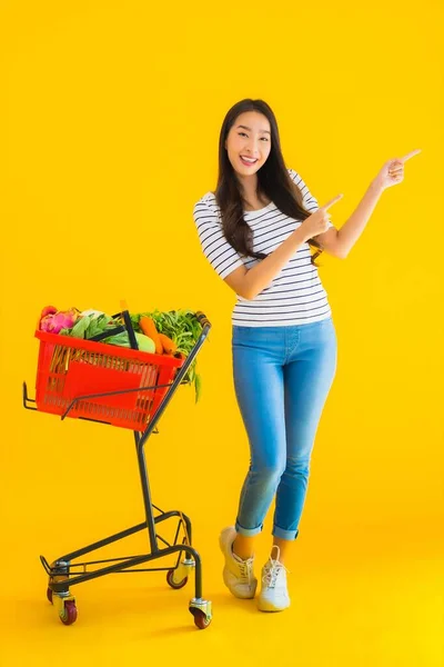 Retrato Bonito Jovem Asiático Mulher Compras Supermercado Carrinho Amarelo Isolado — Fotografia de Stock