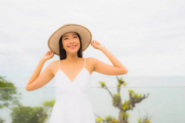 Portriat Bela Jovem Asiático Mulher Feliz Sorriso Torno Varanda Com — Fotografia de Stock