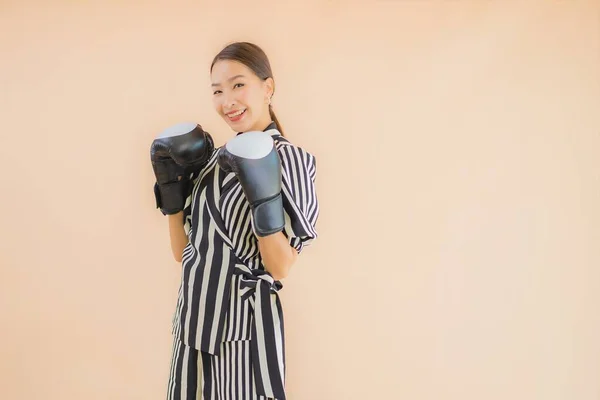 Porträt Schöne Junge Asiatische Frau Mit Boxen Auf Braunem Hintergrund — Stockfoto