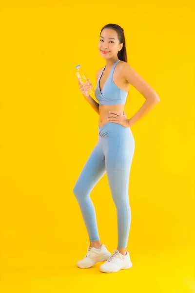 Retrato Hermosa Joven Asiática Mujer Con Botella Agua Amarillo Aislado —  Fotos de Stock