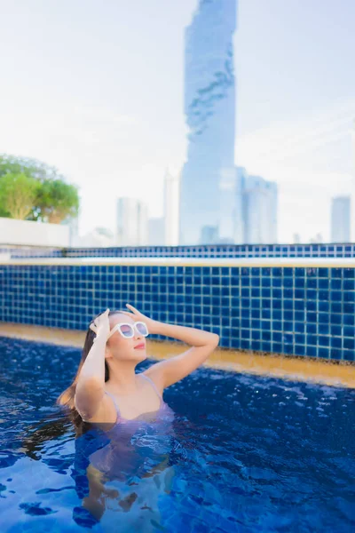 亚洲年轻貌美的女子度假时在室外游泳池边悠闲自在地享受 — 图库照片