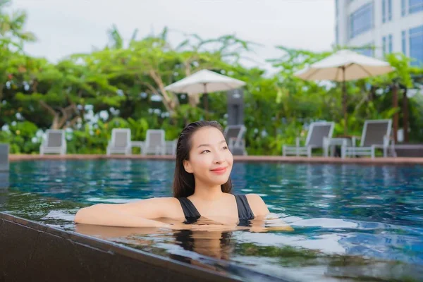 Retrato Bonito Jovem Asiático Mulher Lazer Relaxar Sorriso Redor Piscina — Fotografia de Stock