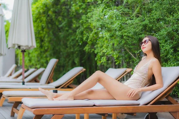 Retrato Bonito Jovem Asiático Mulher Relaxar Sorriso Redor Piscina Livre — Fotografia de Stock