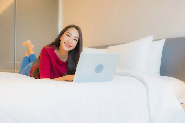 Πορτρέτο Όμορφη Νεαρή Ασιάτισσα Γυναίκα Χρησιμοποιούν Φορητό Υπολογιστή Στο Κρεβάτι — Φωτογραφία Αρχείου