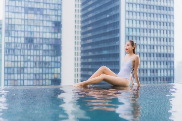 Retrato Bonito Jovem Asiático Mulher Relaxar Sorriso Lazer Redor Piscina — Fotografia de Stock