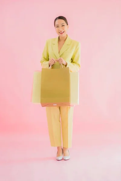 Porträt Schöne Junge Asiatische Geschäftsfrau Mit Einkaufstasche Auf Farblich Isoliertem — Stockfoto