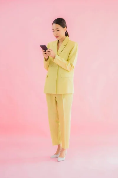 Portret Piękny Młody Azji Biznes Kobieta Używać Inteligentny Telefon Komórkowy — Zdjęcie stockowe