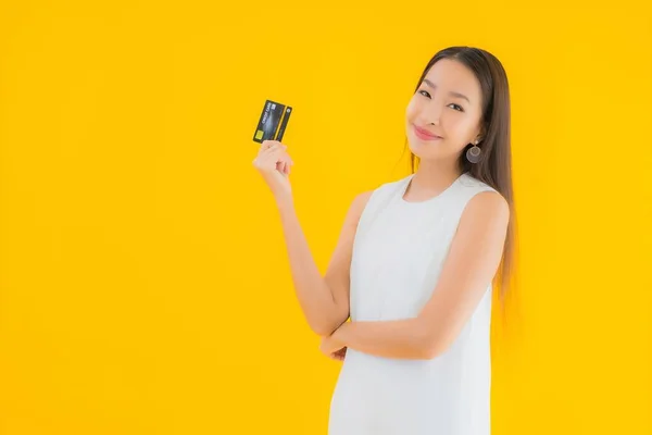 Porträtt Vacker Ung Asiatisk Kvinna Med Kreditkort För Online Shopping — Stockfoto