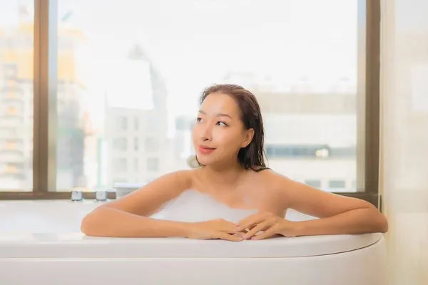 美しい若いアジアの女性の肖像画リラックスしたお風呂でお風呂に入るバスルームのインテリア — ストック写真