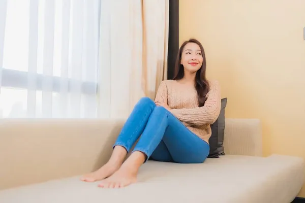 Retrato Hermosa Joven Mujer Asiática Relajarse Sonrisa Feliz Sofá Decoración —  Fotos de Stock