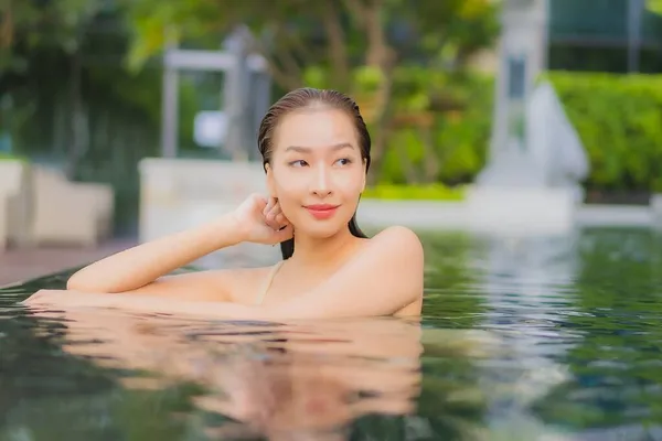 Retrato Hermosa Joven Mujer Asiática Relajarse Sonrisa Alrededor Piscina Aire — Foto de Stock