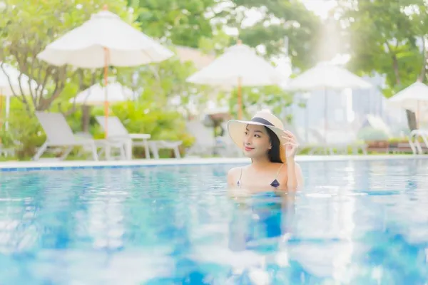 Ritratto Bella Giovane Donna Asiatica Rilassarsi Sorriso Intorno Alla Piscina — Foto Stock