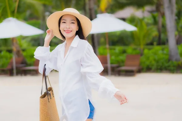 美丽的年轻亚洲女子在度假旅行中 在海滨大海边放松微笑 — 图库照片