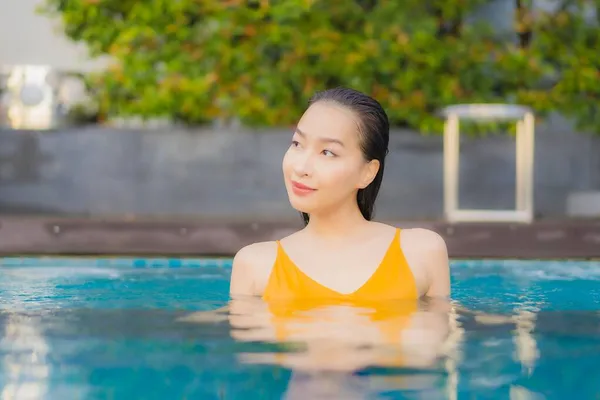 Retrato Bonito Jovem Asiático Mulher Relaxar Sorriso Lazer Redor Piscina — Fotografia de Stock