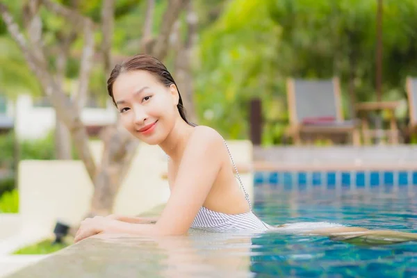 Portre Güzel Asyalı Kadın Gülümsemesi Tatil Gezisinde Tatil Otelinde Yüzme — Stok fotoğraf