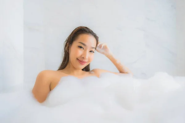 Портрет Красивая Молодая Азиатская Женщина Расслабиться Насладиться Ванной Ванной Комнате — стоковое фото