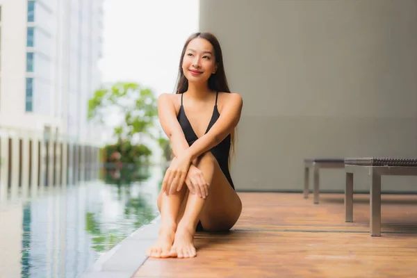 아름다운 여성은 휴가를 보내기 리조트 수영장에서 여가를 즐기며 미소짓는다 — 스톡 사진