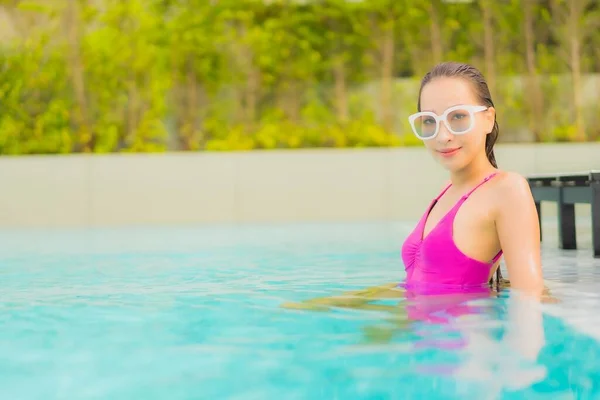 Retrato Bonito Jovem Asiático Mulher Relaxar Sorriso Redor Piscina Livre — Fotografia de Stock