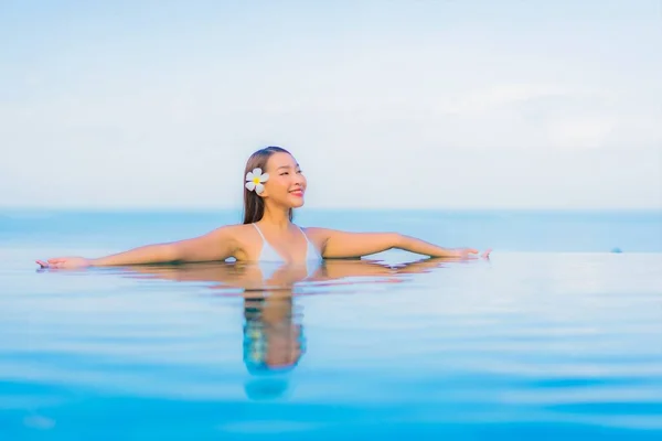 Retrato Bonito Jovem Asiático Mulher Relaxar Sorriso Redor Piscina Livre — Fotografia de Stock