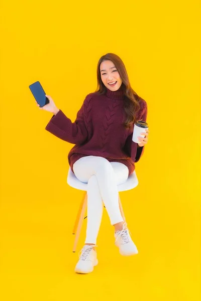 Retrato Bonito Jovem Asiático Mulher Uso Inteligente Celular Cadeira Com — Fotografia de Stock