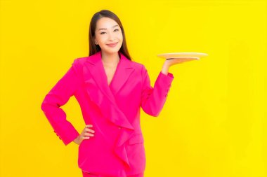 Sarı renkli, tabağı ya da tabağı olan güzel bir Asyalı kadın portresi.