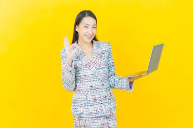 Asyalı güzel bir kadının portresi bilgisayarla izole edilmiş arka planda gülümsüyor.