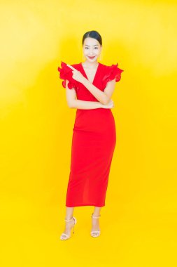 Portre güzel Asyalı kadın gülümsüyor. Renkli arka planda hareket var.