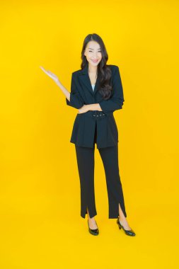 Portre güzel Asyalı kadın gülümsüyor. Renkli arka planda hareket var.