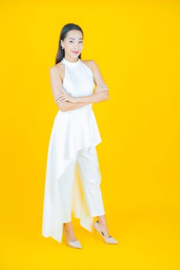 Portre güzel Asyalı kadın gülümsüyor. Renkli arka planda hareket var.