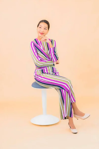 Güzel Bir Asyalı Kadın Portresi Sandalyeye Otur Renkli Arka Planda — Stok fotoğraf