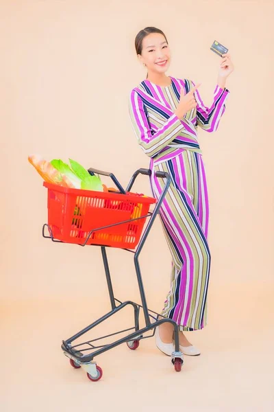 Портрет Красива Молода Азіатка Продуктовим Кошиком Супермаркету Кольоровому Ізольованому Фоні — стокове фото