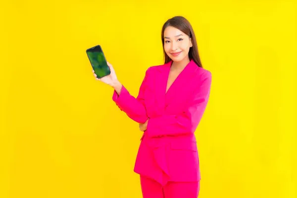 Portré Gyönyörű Fiatal Ázsiai Használ Okos Mobiltelefon Sárga Színű Elszigetelt — Stock Fotó