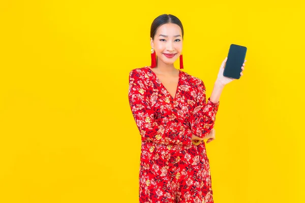 Portret Piękny Młody Azji Kobieta Używać Inteligentny Telefon Komórkowy Żółtym — Zdjęcie stockowe