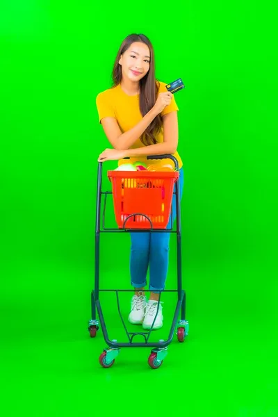 Портрет Красивая Молодая Азиатская Женщина Корзиной Корзиной Супермаркета Зеленом Фоне — стоковое фото