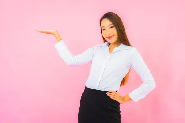 Retrato Bonito Jovem Negócio Asiático Mulher Com Ação Rosa Isolado — Fotografia de Stock