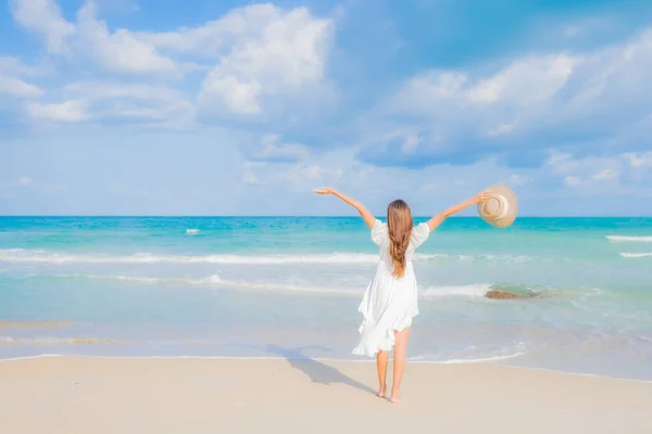 美しい若いアジアの女性の肖像旅行休暇でビーチの海の周りの笑顔のレジャーをリラックス — ストック写真