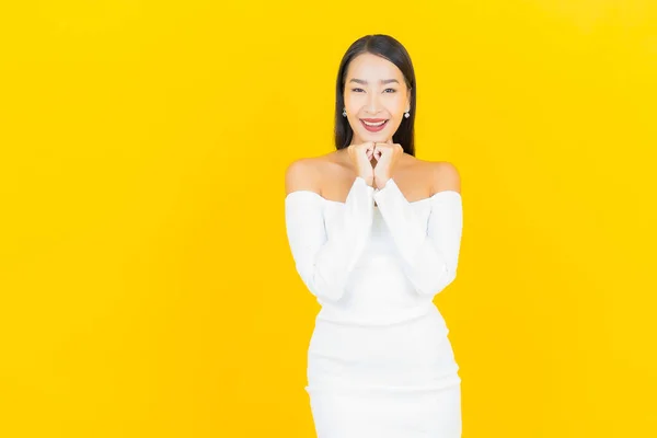 笑顔とアクションと美しい若いビジネスアジアの女性黄色の背景 — ストック写真