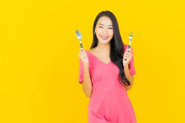 Portrett Vakker Ung Asiatisk Kvinne Smiler Med Skje Gaffel Gul – stockfoto