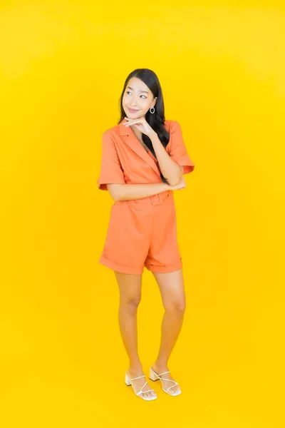 Portrait Belle Jeune Femme Asiatique Sourire Avec Action Sur Fond — Photo