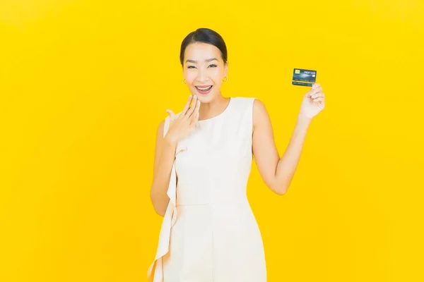 Портрет Красивая Молодая Азиатская Женщина Улыбка Кредитной Карты Желтом Фоне — стоковое фото
