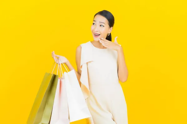 Retrato Hermosa Joven Mujer Asiática Sonrisa Con Bolsa Compras Color —  Fotos de Stock