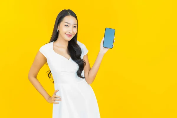 Portré Gyönyörű Fiatal Ázsiai Mosoly Okos Mobiltelefon Sárga Színű Háttér — Stock Fotó