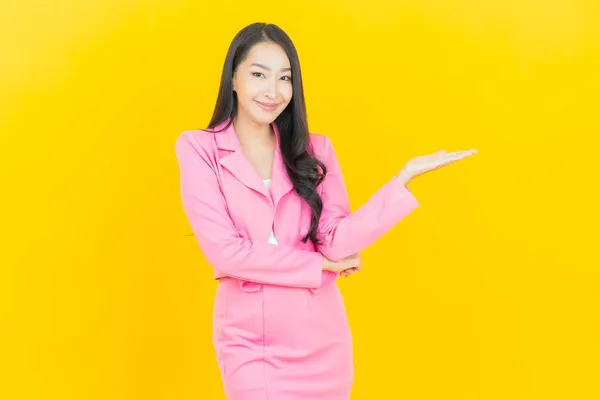 Portret Mooie Jonge Aziatische Vrouw Glimlach Met Actie Gele Kleur — Stockfoto