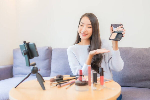 Портрет красивая молодая азиатская женщина отзыв косметический макияж онлайн на дому