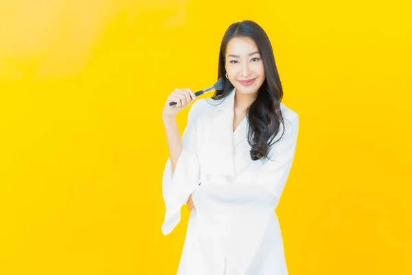 Retrato Bela Jovem Mulher Asiática Com Maquiagem Escova Cosmética Sobre — Fotografia de Stock