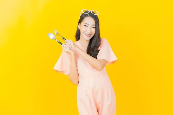 Portret Mooie Jonge Aziatische Vrouw Glimlach Met Lepel Vork Kleur — Stockfoto