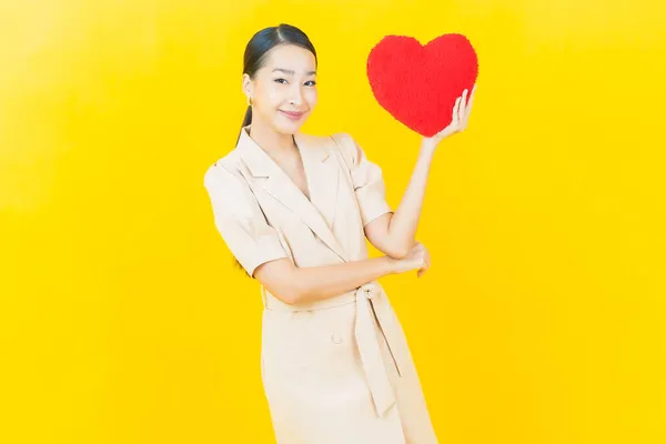 Portre Güzel Asyalı Genç Kadın Gülümsüyor Kalp Yastığı Şeklinde Renk — Stok fotoğraf