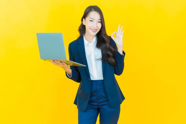 Retrato Hermosa Joven Mujer Asiática Sonrisa Con Ordenador Portátil Sobre — Foto de Stock