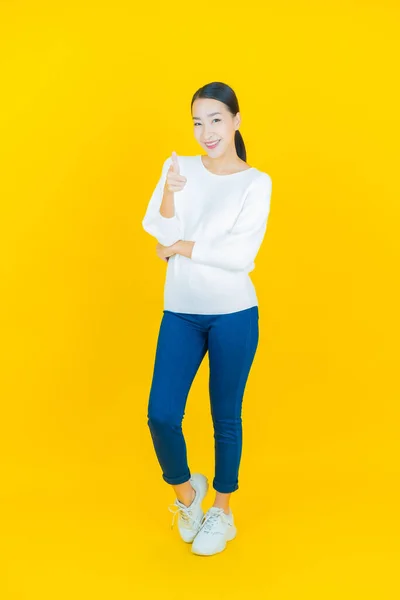 Muotokuva Kaunis Nuori Aasialainen Nainen Hymyillä Toiminta Värillinen Tausta — kuvapankkivalokuva